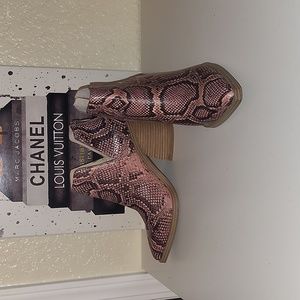 EUC Vince Camuto Gigietta pink and black reptile print ankle bootie,sz7.…